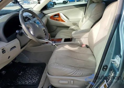 2010 Toyota Camry Base z USA, uszkodzony, nr VIN 4T1BF3EK8AU532458